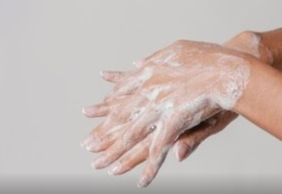 长时间浸水碰洗涤剂是手癣一大诱因